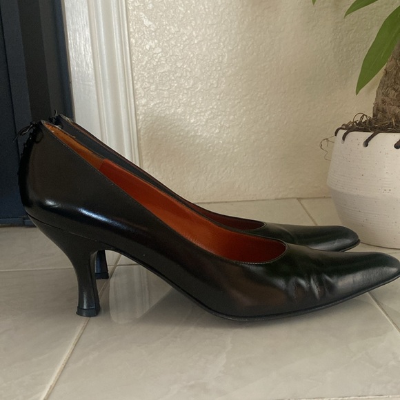 Salvatore Ferragamo black leather pump. Made in Florence, Italy - Picture 2 of 7